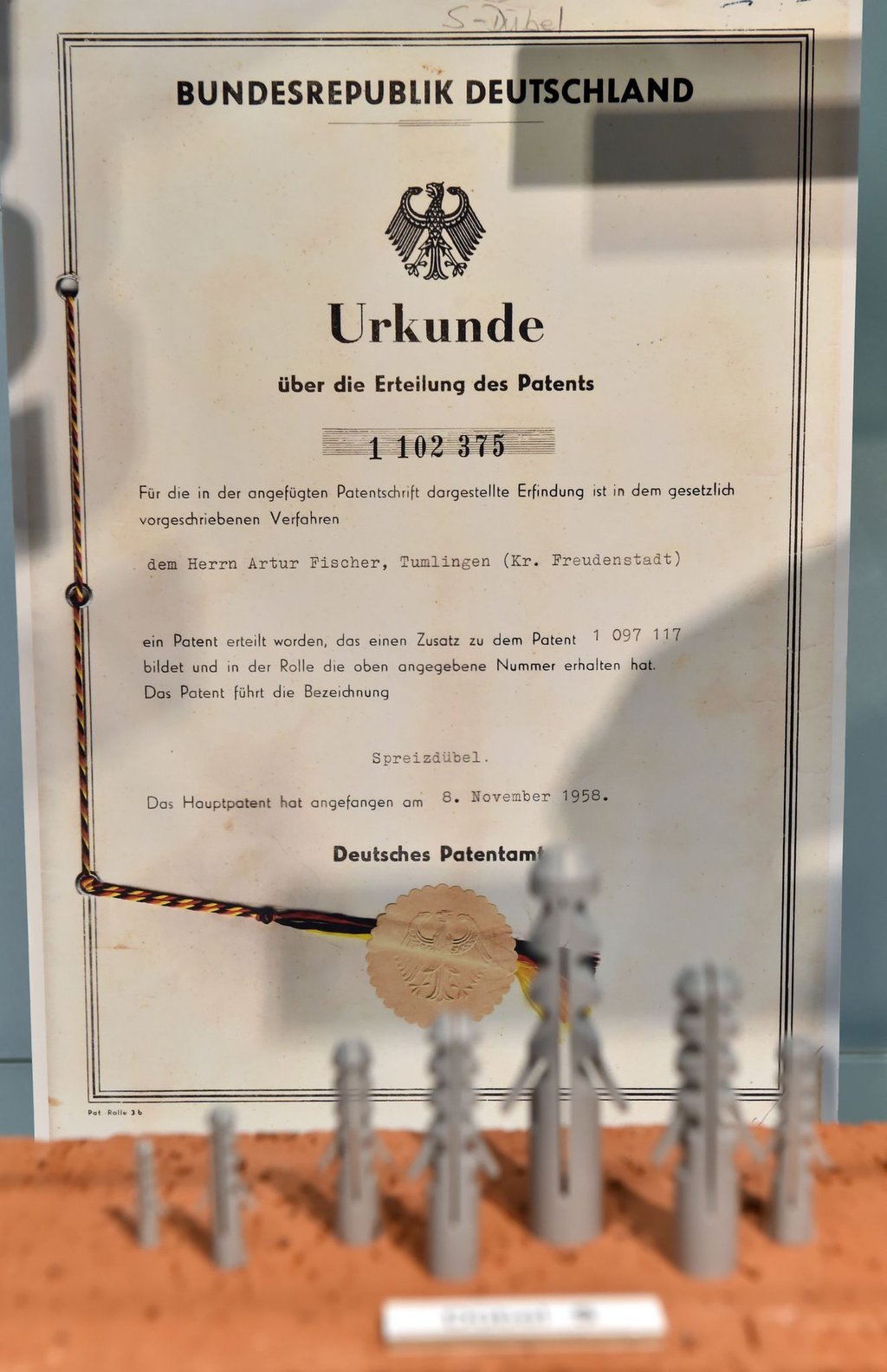 Ein Beispiel für die Kreativität feier Erfinder: Der von Anton Fischer entwickelte Spreizdübel