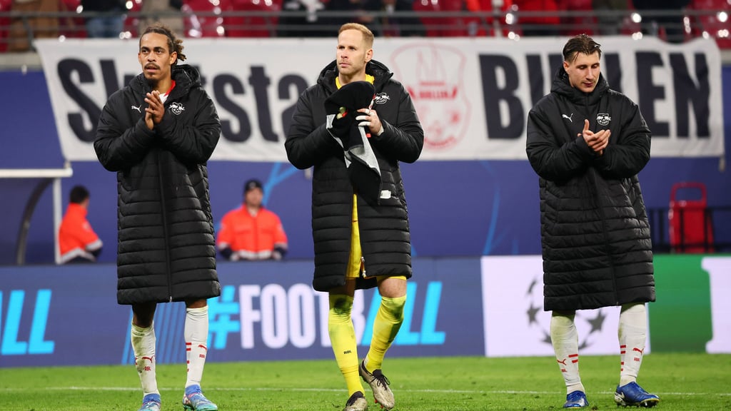 Die Jungs in den langen Mänteln: Routiniers Yussuf Poulsen, Peter Gulacsi und Willi Orban.
