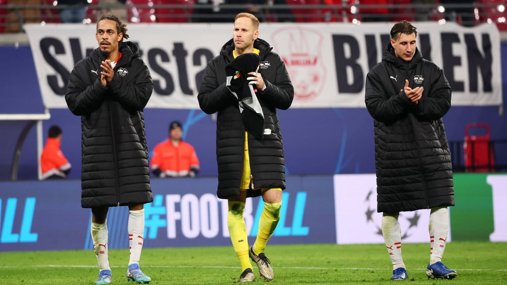 Die Jungs in den langen Mänteln: Routiniers Yussuf Poulsen, Peter Gulacsi und Willi Orban.