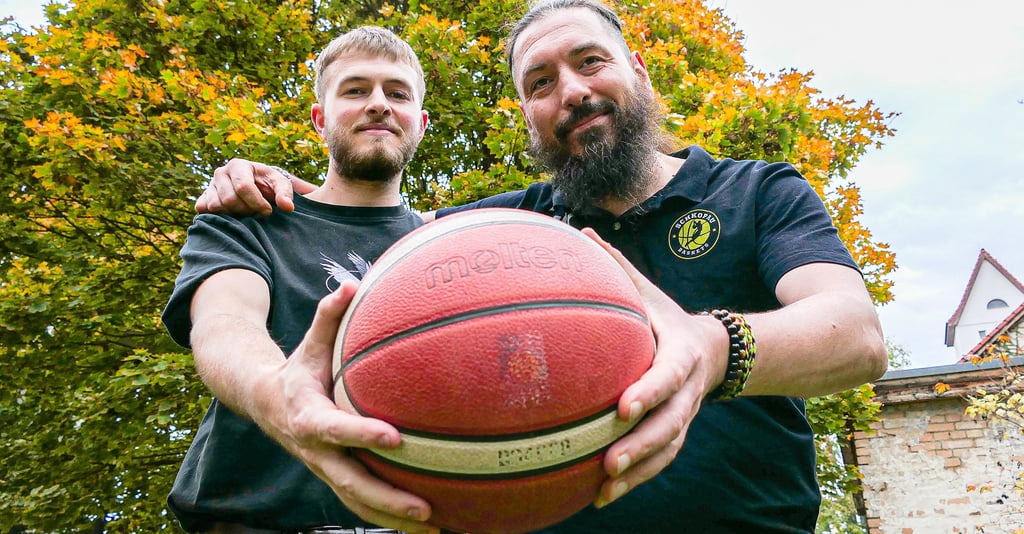 Janik Hesse und Marcel Klopp wollen bei der Sportarena Mitstreiter für die Schkopau Baskets finden.