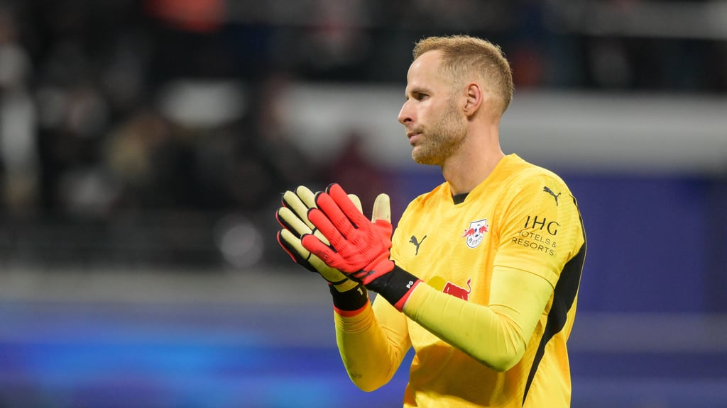 RB-Torhüter Peter Gulacsi applaudiert nach der Liverpool-Pleite enttäuscht den RB-Fans zu.