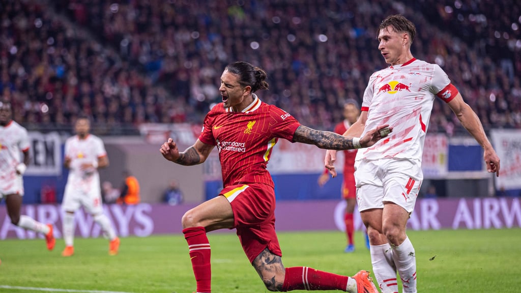 Willi Orban (r.) trifft Darwin Nunez, der anschließend im Strafraum zu Boden geht.