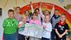 Kinder vom Regenbogenland Staßfurt, unter anderem aus dem Hort und der Abc-Gruppe, haben mit ihrem Motiv beim Malwettbewerb des Gewerbevereins Staßfurt gewonnen. Der schmückt mit den dargestellten Sängern seinen ersten Kinder-Adventskalender.