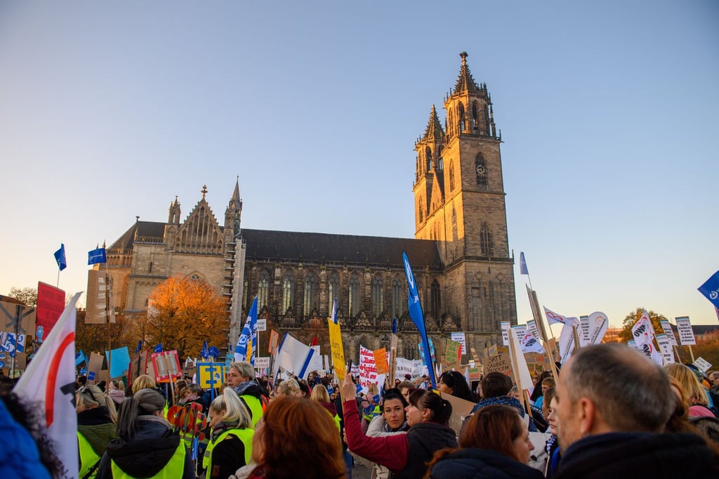 Unter dem Motto „Stoppt den Sozialabbau in der Behindertenhilfe“ gingen Menschen in Magdeburg auf die Straße.