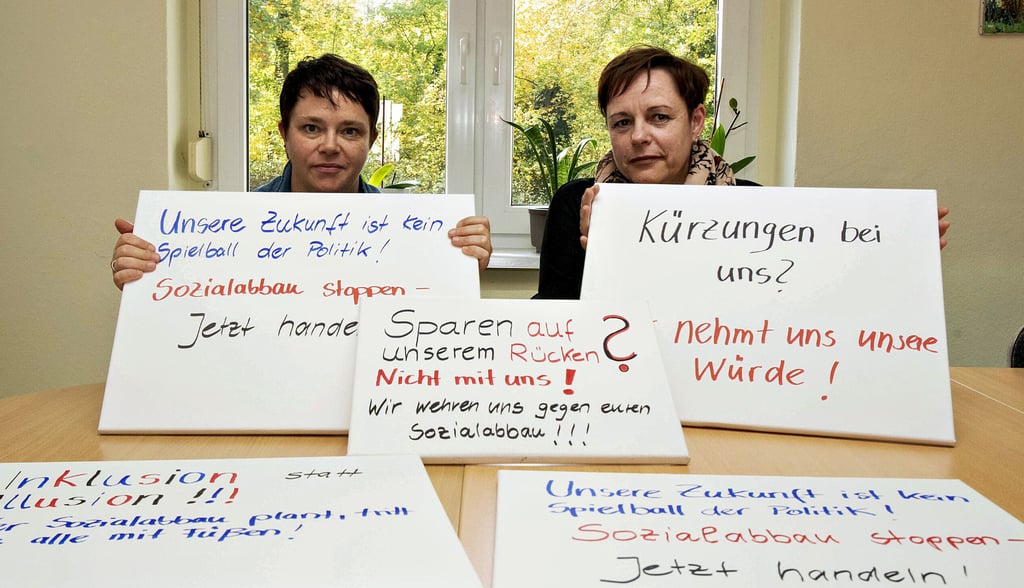 Lebenshilfe-Geschäftsführerin Nicole Zeige (r.) und Fränze Mura-Thorun haben viel vorgearbeitet: Die Plakate für die Demo in Magdeburg sind fertig.