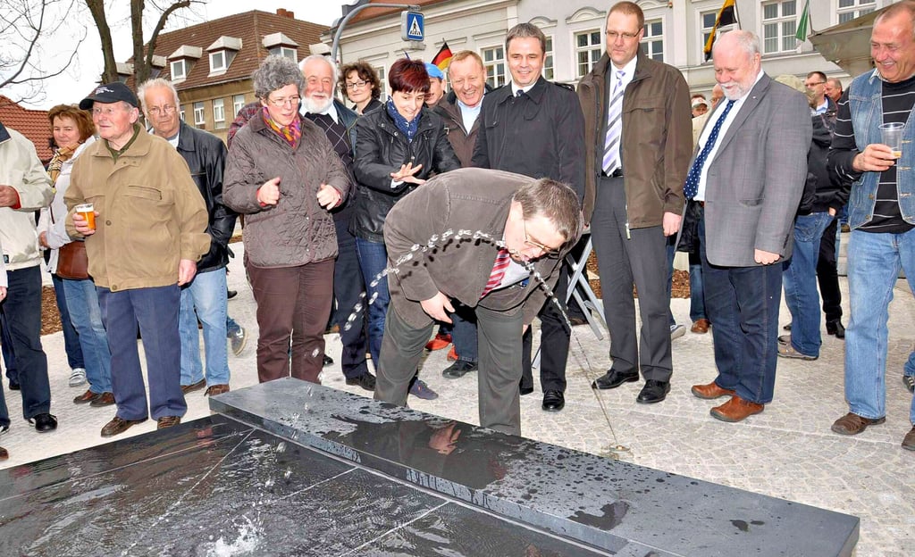 Zur Einweihung des Wassertisches im April 2013 kostete der damalige Bürgermeister Matthias Mann das kühle Nass.