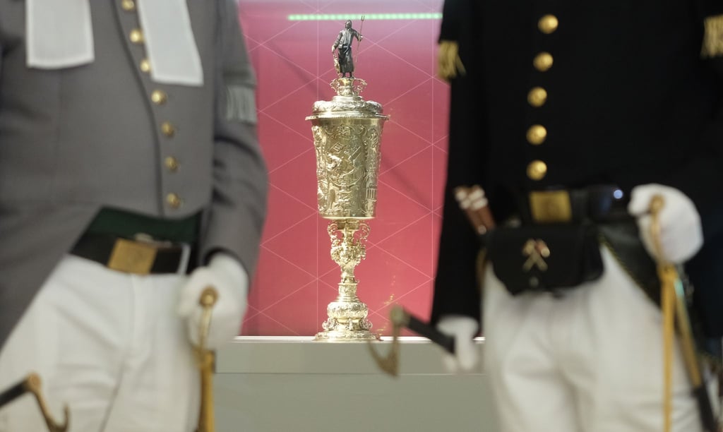 Das wertvollste Exponat der Ausstellung „Silberglanz & Kumpeltod“: ein Trinkpokal aus reinem Silber bestimmt für Gäste der Saigerhütte Grünthal im Erzgebirge aus dem 17. Jahrhundert.