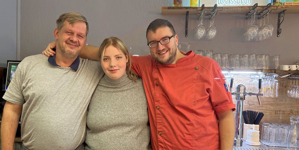 Kevin Wedhorn (rechts) ist Betreiber des Stadt-Bistros in Halberstadt. Ihm zur Seite stehen Johanna Iwen und Christian Koch.