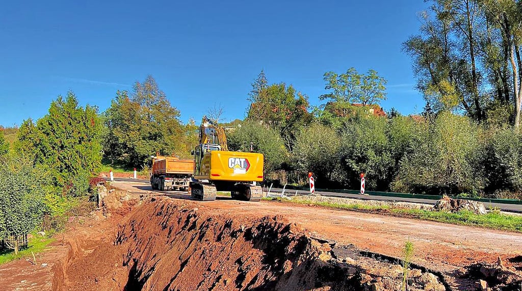 Die Arbeiten finden zum Teil auf dem Grundstück der Anwohner statt. Die neue Straße ist im Hintergrund.