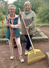 Manuela Rudolph (l.) und Barbara Geyer engagieren sich ehrenamtlich im Gommeraner Kräutergarten. 