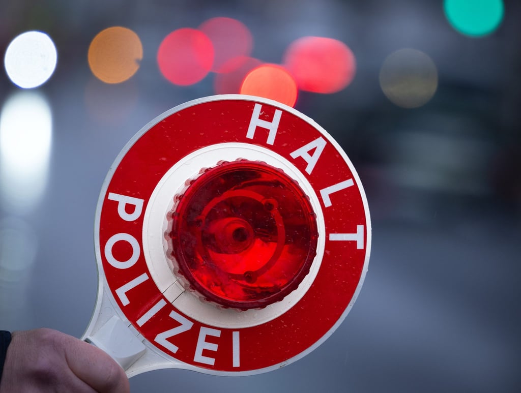 Eine Verfolgungsjagd im Schritttempo endet mit einer Delle im Polizeiauto. (Symbolbild)