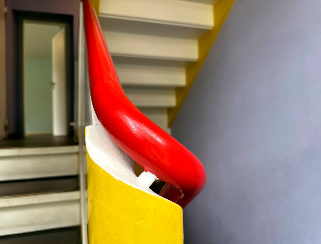 Detailansicht von Armlauf und Treppe im Treppenhaus des Meisterhauses Kandinsky-Klee in Dessau, gestaltet im Bauhausstil der 1920er-Jahre nach Entwürfen von Walter Gropius. Das Bauhaus Dessau, Unesco-Weltkulturerbe, zählt zu den bedeutendsten Werken der modernen Architektur der Zwischenkriegszeit.