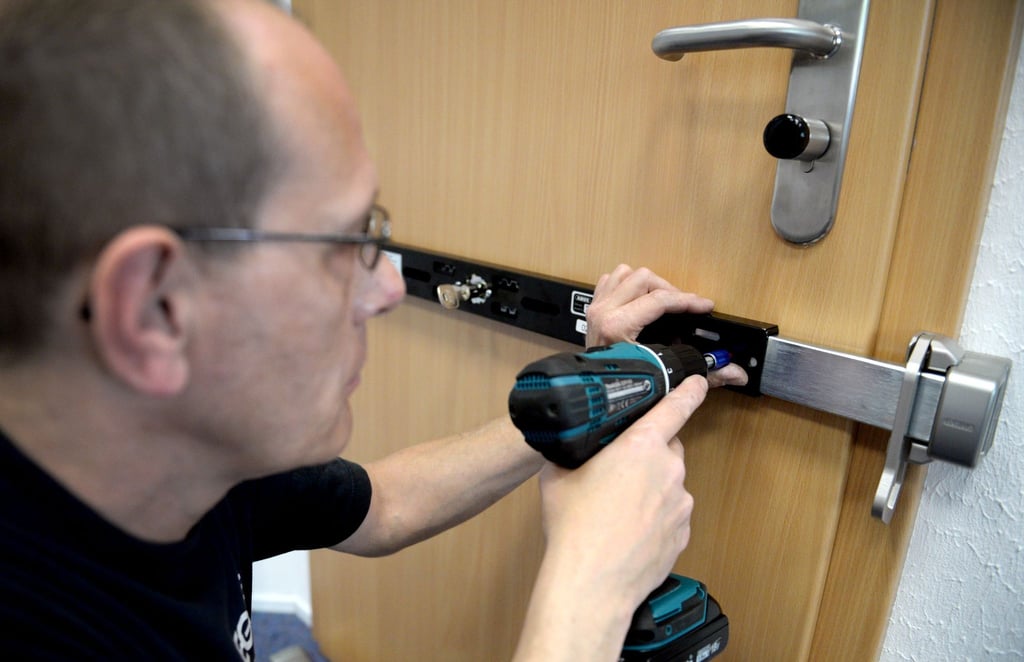 Laut Wohnungseigentumsgesetz haben Wohnungseigentümer einen Rechtsanspruch auf angemessene bauliche Veränderungen, die dem Einbruchschutz dienen.