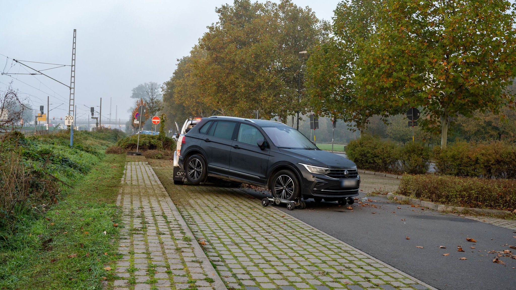 Wegen Grünpflegearbeiten Autos am Parkplatz vom Bahnhof Altstadt in