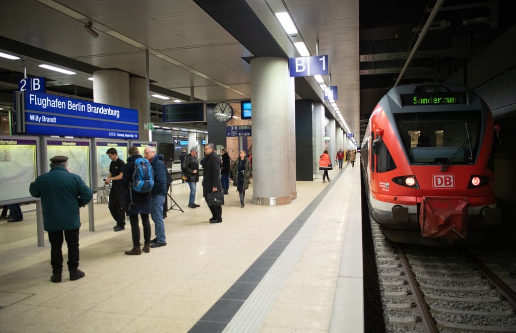 Die Bahn will mehr Sicherheit auf den Bahnhöfen durch mehr Videoüberwachung. Das Bild zeigt den S-Bahnhof am Flughafen Berlin-Brandenburg. (Archivfoto)