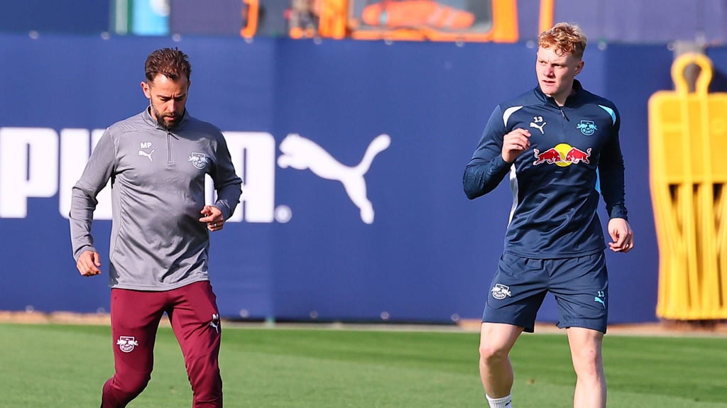 RB-Fitnesscoach Mark Palmer übte vergangene Woche individuell mit Nicolas Seiwald.