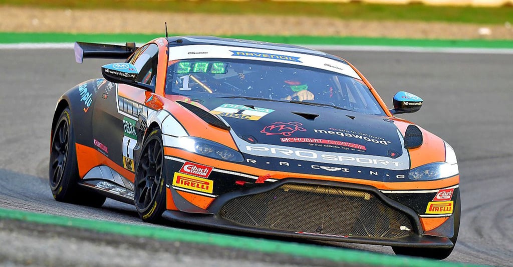 Der Aston Martin Vantage mit Sasse und Rennhofer.