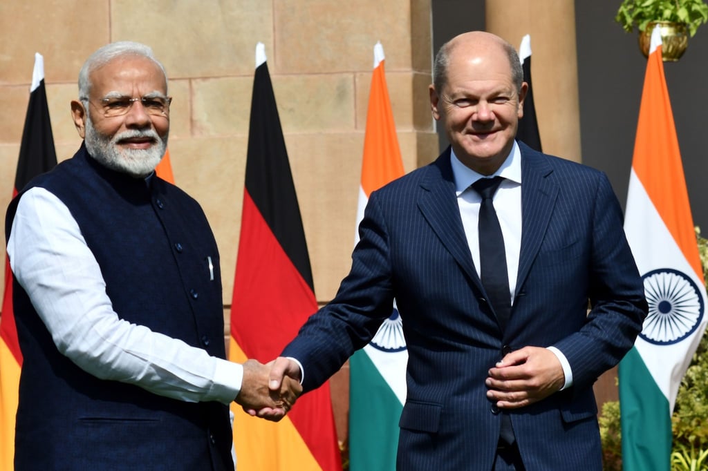 Mit Putin war es eine Umarmung, mit Scholz ist es nur ein Händedruck. Trotzdem versteht sich der indische Premier mit seinem Gast aus Deutschland gut.