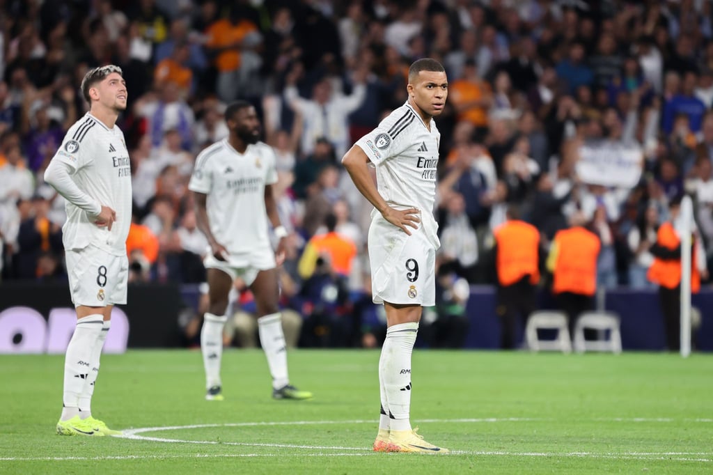 Kylian Mbappé (r) wartet auf sein Geld von PSG - es geht um über 50 Millionen Euro.