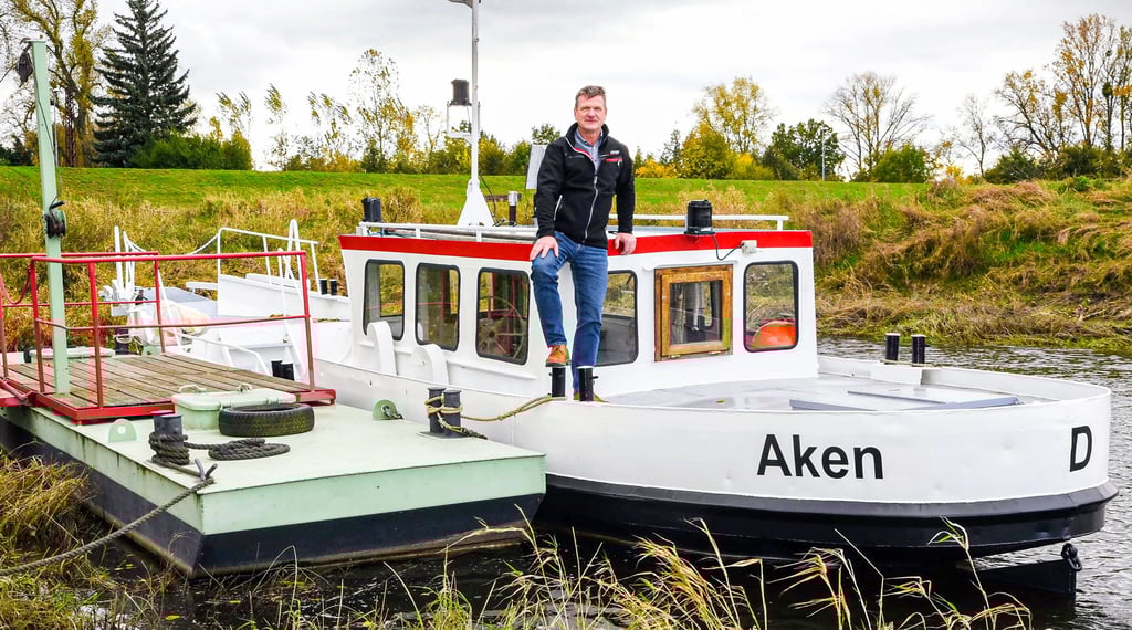 Die schmucke und frisch sanierte Barkasse liegt nun wieder an der Akener Elbfähre.