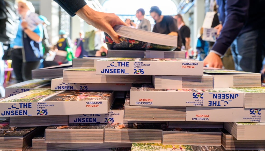 150 Projekte und 1000 Veranstaltungen: Das Programmbuch für das Kulturhauptstadtjahr 2025 in Chemnitz ist mehr als 400 Seiten dick.