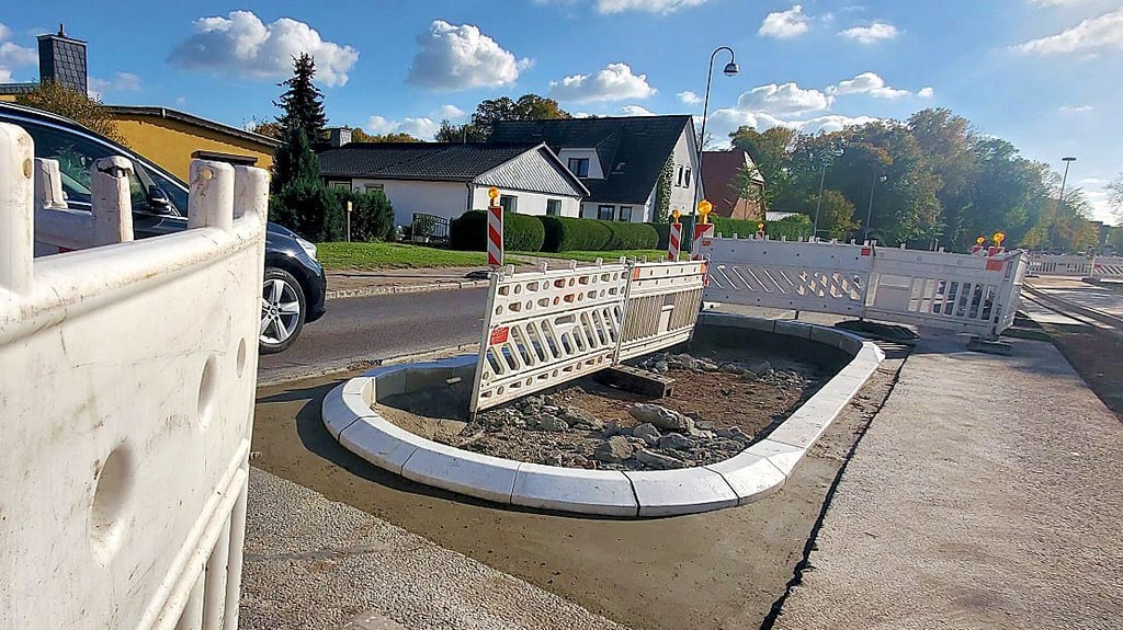 An der Colbitzer Straße wird derzeit gebaut. Grund ist die Errichtung zweier Verkehrsinseln für Fußgänger.