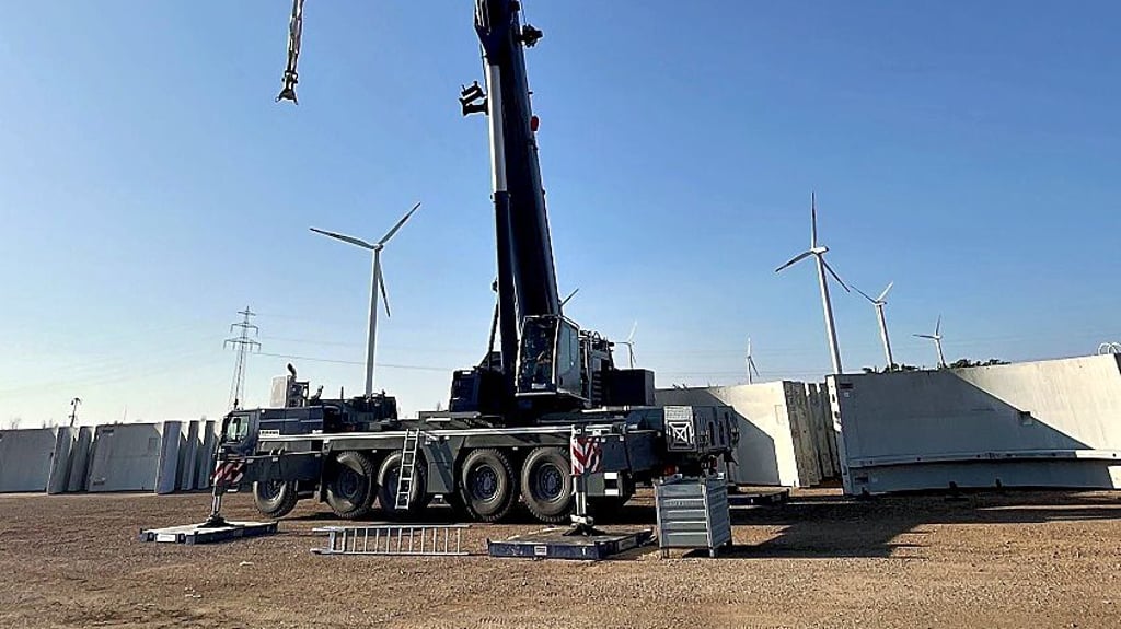 Die ersten Betonteile der Windkraftanlagen werden mit einem Schwerlastkran entladen.