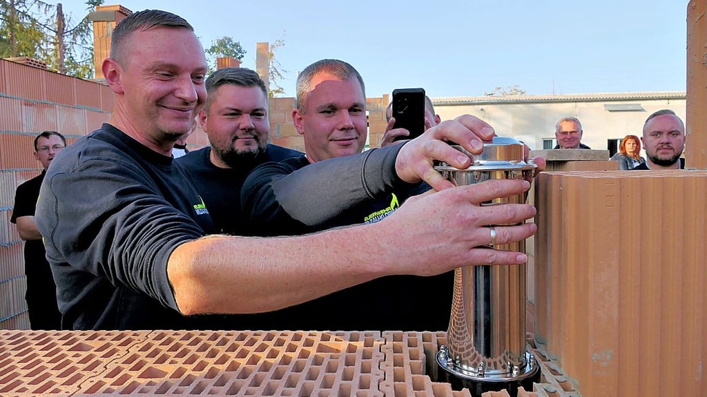 Die Kameraden Marcus Preuß, Stefan Thielmann und Daniel Schäfer (v.l.) versenkten die Kapsel.