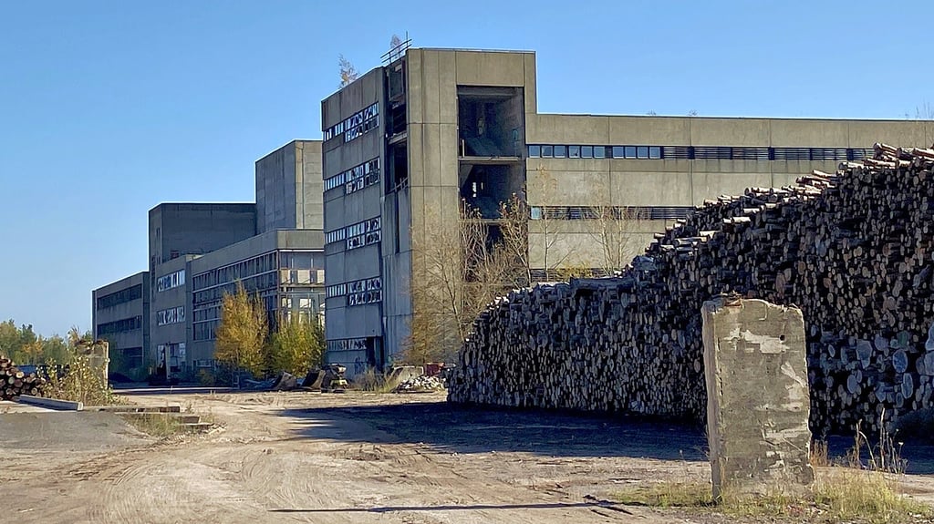 Die Ruinen des Kernkraftwerks Stendal sind für einen Investor aus Berlin interessant geworden. Im Industriepark Arneburg will er die Energiewende mit seinem Bauvorhaben aktiv mitgestalten.