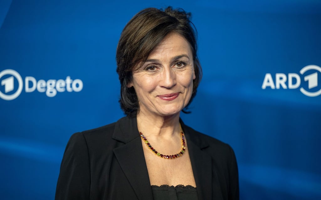 Fernsemoderatorin Sandra Maischberger hat aus ihrem letzten Fernsehinterview mit Altkanzler Helmut Schmidt ein ganz besonderes Erinnerungsstück aufbewahrt.