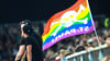 Ein Fan-Netzwerk des FC St. Pauli ruft dazu auf, beim Heimspiel gegen Wolfsburg Regenbogenfarben zu tragen.