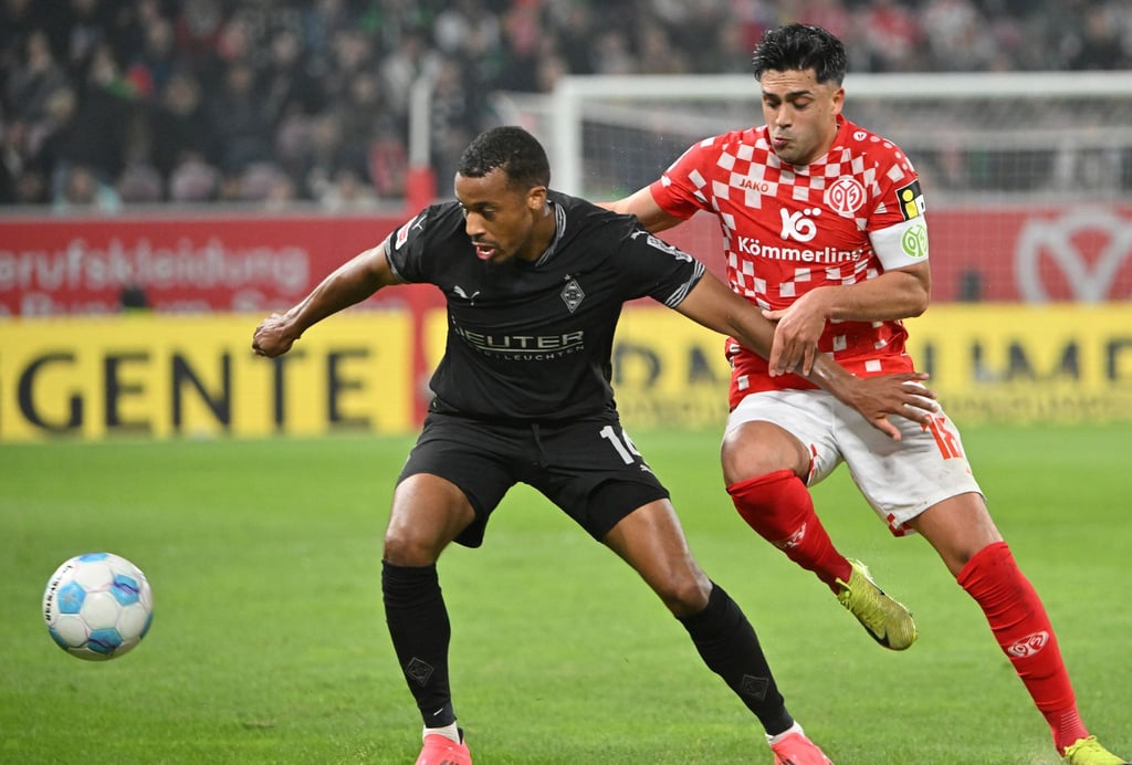 Mainz um Nadiem Amiri (r) belohnte sich gegen Gladbach um Alassane Plea nicht für eine gute erste Hälfte.