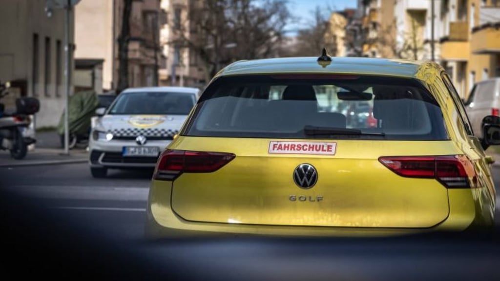 Unfall mit Verletzten: Ein Fahrschulauto musste auf der B188 bei Wust bremsen und löste damit eine Karambolage aus.