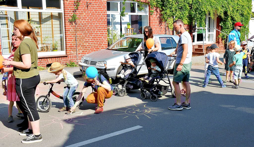 In Arendsee wurde mehrfach für den uneingeschränkten Erhalt der Kita Binde demonstriert, bislang erfolglos. Am 31. Juli 2027 soll dort Schluss sein. Zuvor wird das Thema Gebühren auch diese Einrichtung betreffen.