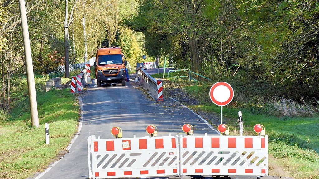 Die Landesstraße 151 ist wegen der Baugrunduntersuchungen an der Ristebach-Brücke bei Helmsdorf gesperrt gewesen.