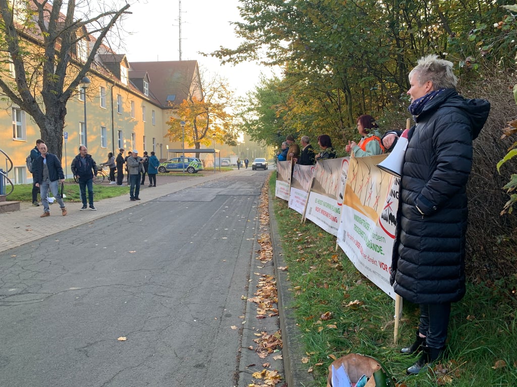 Mitglieder des Vereins „Gegenwind Fläming“ aus Coswig demonstrieren am Freitag, 25. Oktober, vor dem Gebäude der Kreisverwaltung in Köthen.