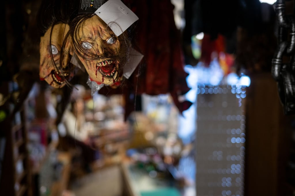 „Die Klassiker sind Vampire, Monster, Zombies und der Sensemann“, sagt der Leiter des Dekorlagers in Schöneberg. (Symbolbild)