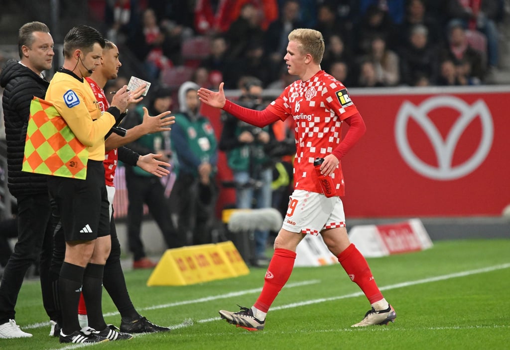Der Mainzer Jonathan Burkardt (r) musste gegen Gladbach früh ausgewechselt werden und fällt nun länger aus.