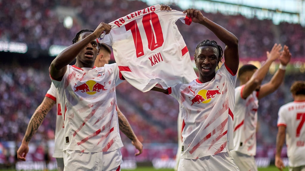 Castello Lukeba und Amadou Haidara grüßen nach dem 2:1 den verletzten RB-Spielmacher 