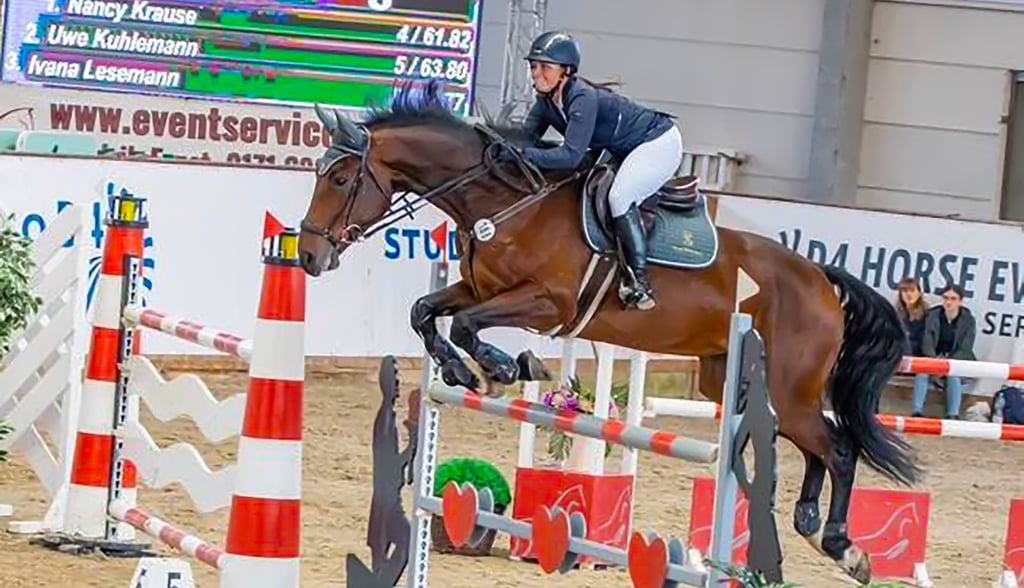 Springreiterin Viktoria Lampe-Talanow aus Oechlitz ist hier bei den Landesmeisterschaften auf dem Weg zur Silbermedaille.