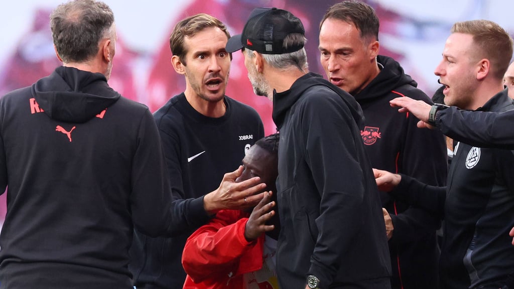 Freiburgs Trainer Julian Schuster im Disput mit RB-Coach Marco Rose