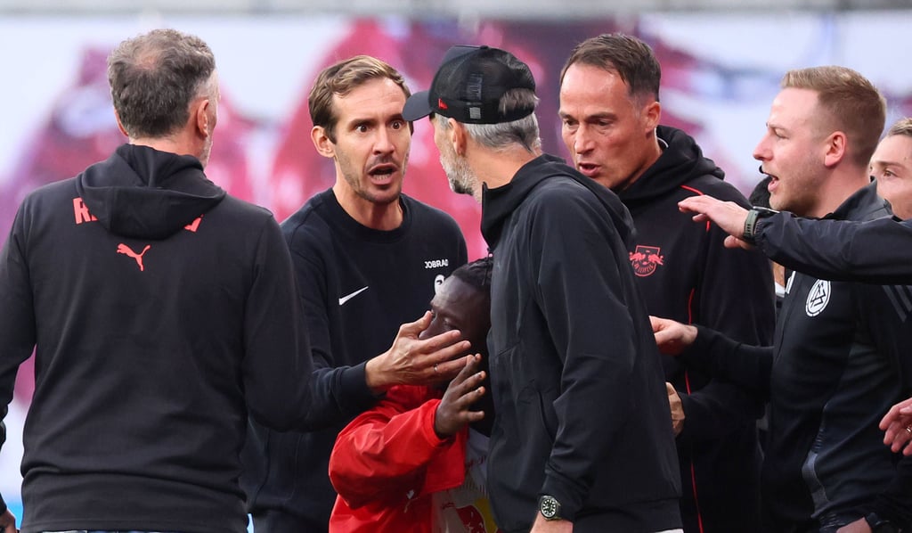 Freiburgs Trainer Julian Schuster im Disput mit RB-Coach Marco Rose