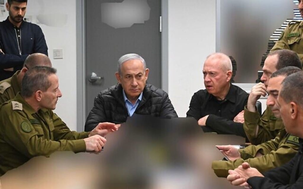 Israels Ministerpräsident Benjamin Netanjahu (M.l) bei einer Lagebesprechung mit der Militärführung.