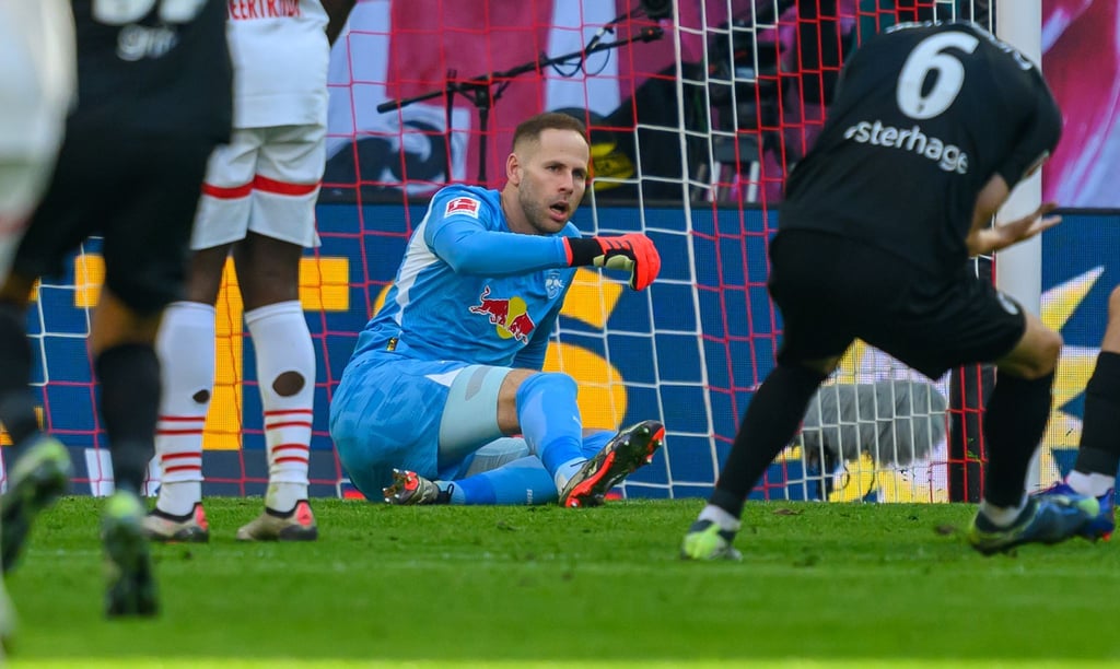 RB-Keeper Peter Gulacsi bleibt nach der Halbzeit angeschlagen in der Kabine.