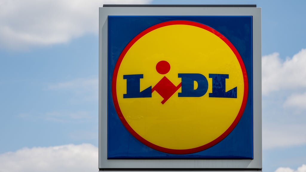 Die Polizei sucht Zeugen nach einem Überfall im Lidl-Markt.