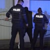 Polizisten kontrollieren einen Verdächtigen. In Magdeburg ist es am Freitag zu einer Massenschlägerei gekommen.