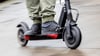 E-Scooter gehören auch in Bitterfeld zum Straßenbild. Für einen Nutzer ging es jetzt direkt in die Justizvollzugsanstalt. 