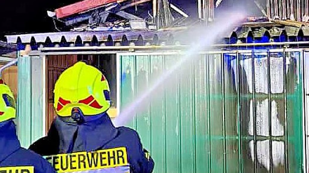 Im Februar mussten aus diesem Stall sogar Tiere gerettet werden. Schaden: rund 50.000 Euro.