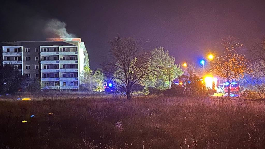 Feuerwehreinsatz: In Stendal hat es am Sonnabend, 26. Oktober, auf dem Dach eines Plattenbaus gebrannt.