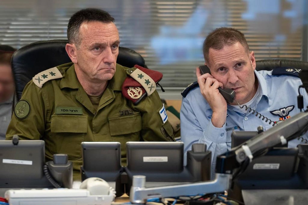 Generalstabschef Herzi Halevi (l) befiehlt zusammen mit dem Kommandanten der israelischen Luftwaffe, Generalmajor Tomer Bar (r), den Angriff auf den Iran.